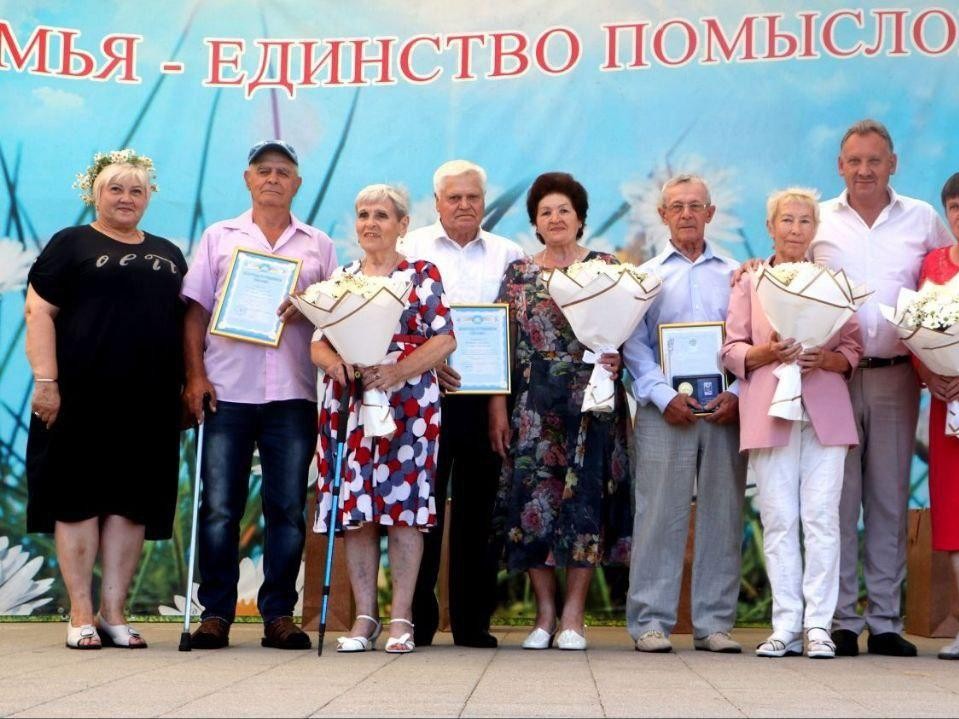 Супружеские пары из Зарайска получили выплаты к юбилею свадьбы