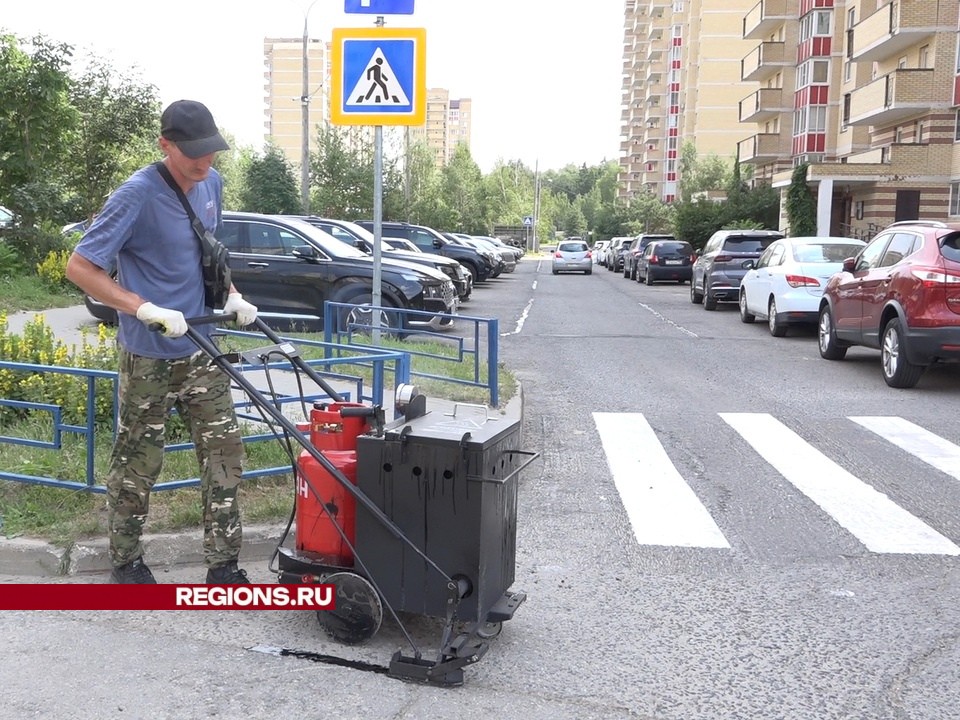 С помощью гудронатора трещины на дорогах Власихи теперь будут заделывать быстрее и эффективнее