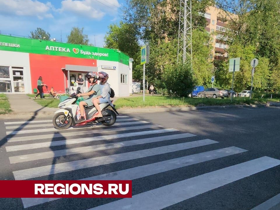 В Лобне на улице Чехова обустроили две «зебры»