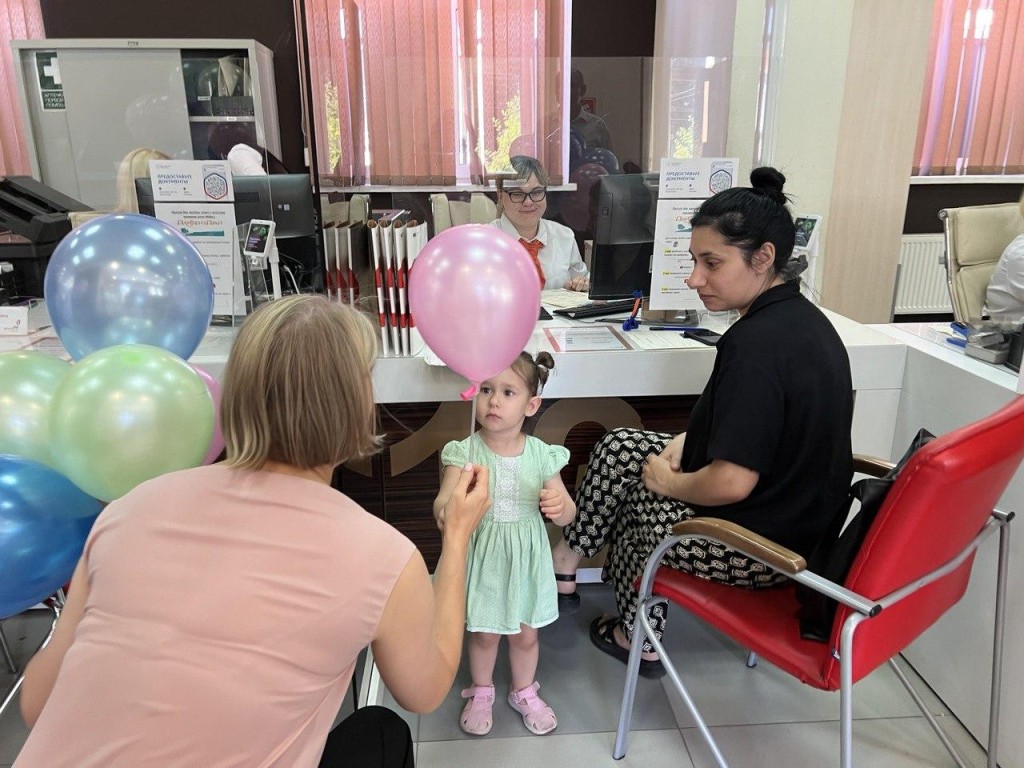 Сотрудники МФЦ поздравили жителей Химок с Днем семьи, любви и верности |  REGIONS.RU / Химки