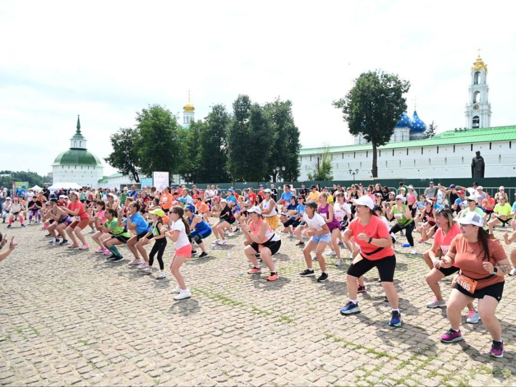 Почти две тысячи спортсменов пробежали по центральным улицам Сергиева Посада