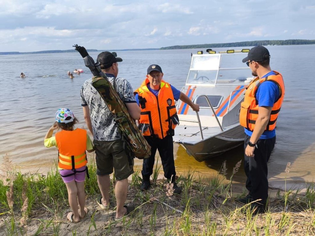 Круиз по Иваньковскому водохранилищу закончился для семьи потерей лодки и  спасателями | REGIONS.RU / Дубна