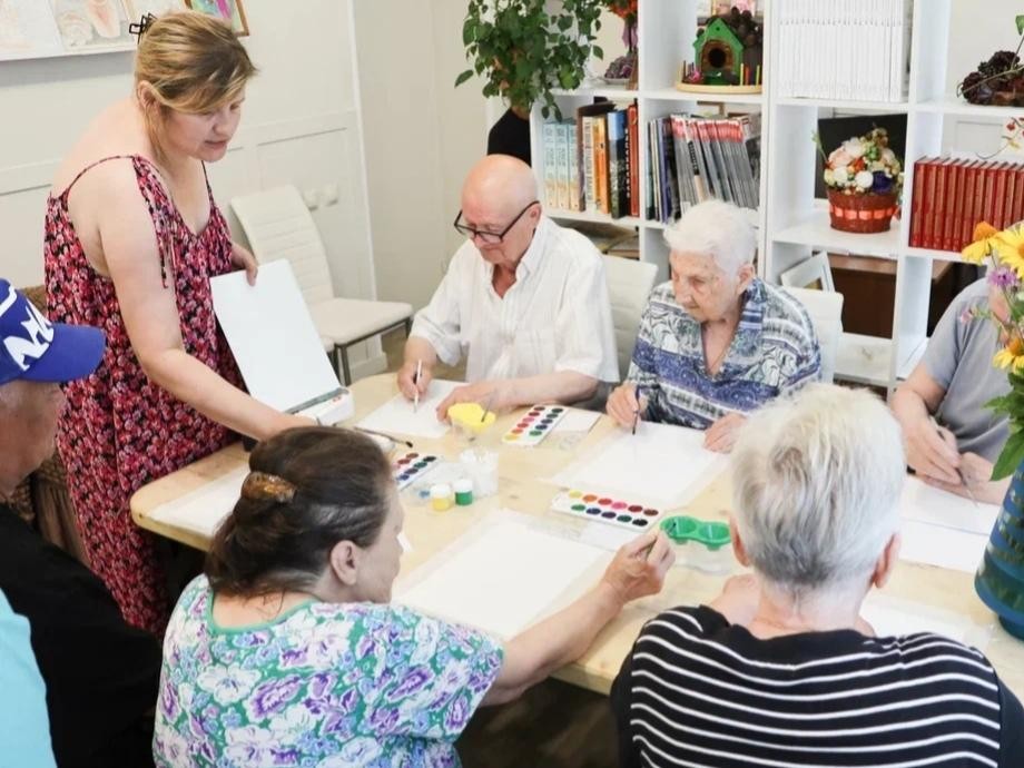 Рисование акварелью помогает пушкинским пенсионерам и инвалидам улучшить память и мелкую моторику