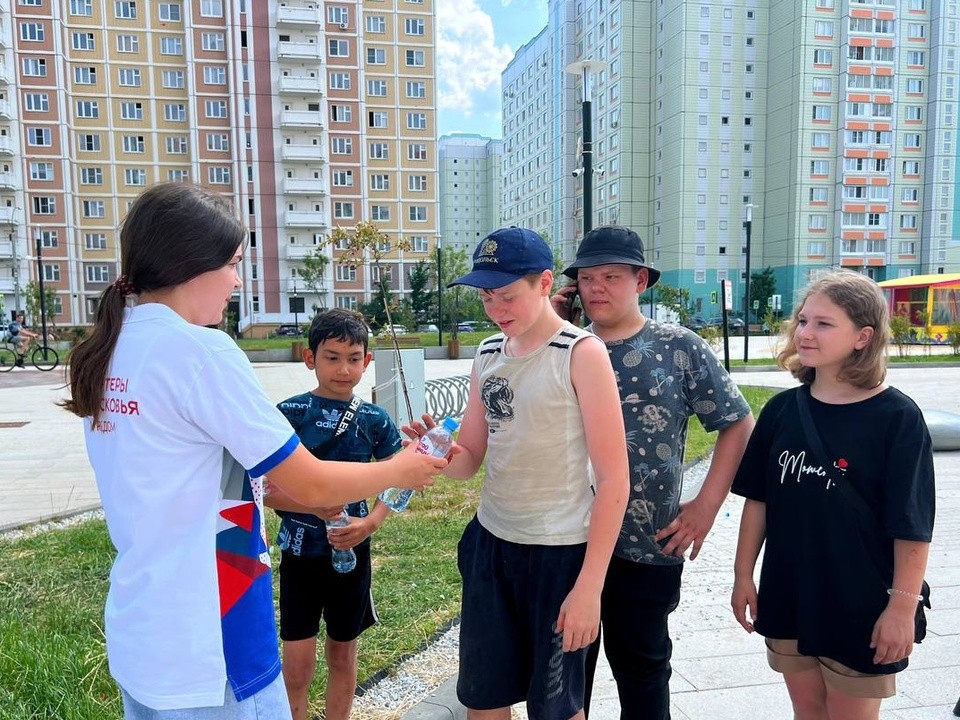 В Подольске в связи с жарой раздают воду всем желающим