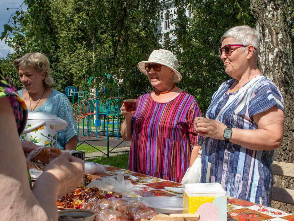 Дзержинские активисты проводят чаепития на свежем воздухе для пенсионеров