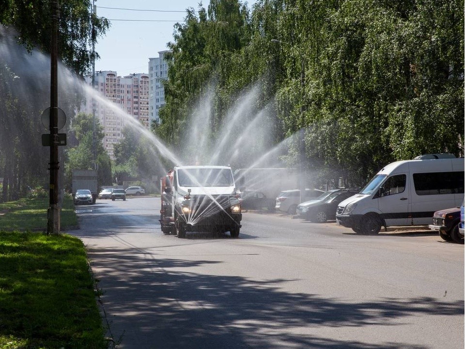 В округе охлаждают дороги с помощью поливальных машин