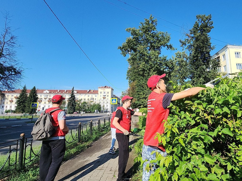 Трудовые отряды главы вышли на уборку Советской улицы | REGIONS.RU /  Электросталь