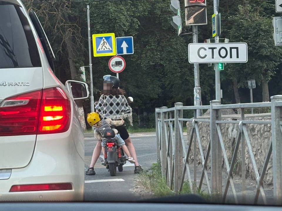 Мотоциклистку с ребенком за спиной заметили на дорогах Истры