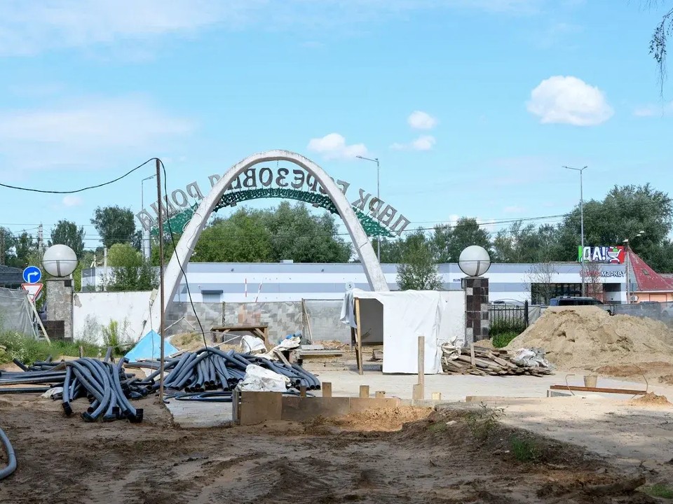 В Дмитрове благоустраивают парк «Березовая роща»