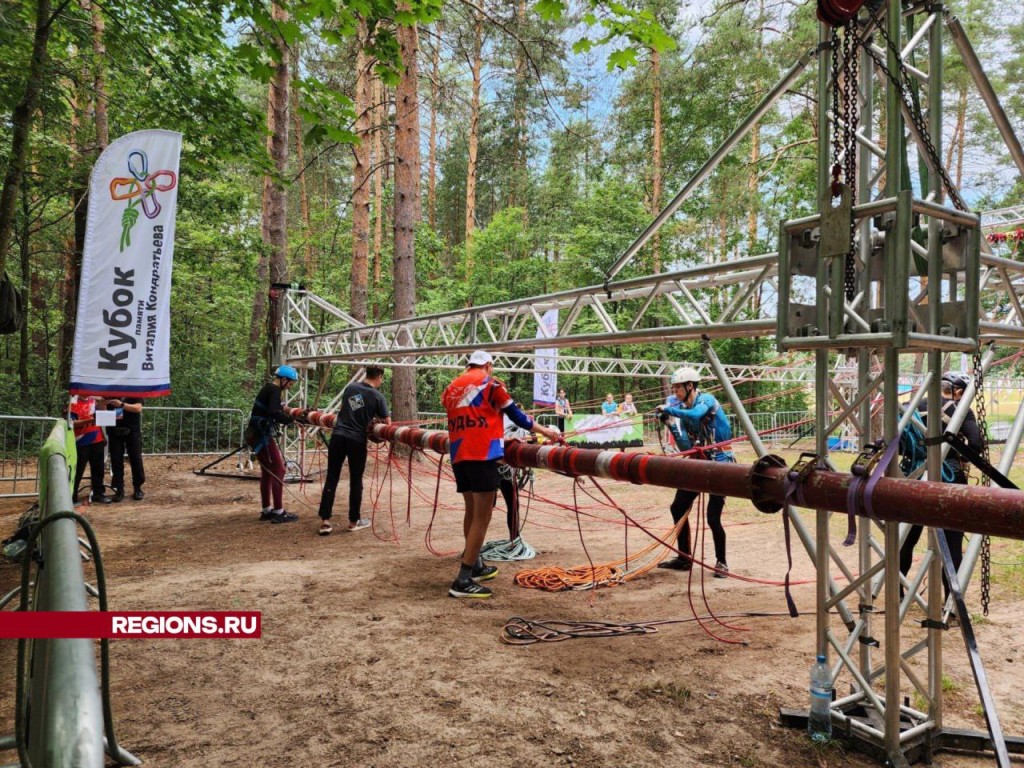 Участники соревнований по спортивному туризму в Воскресенске проходят сложные дистанции