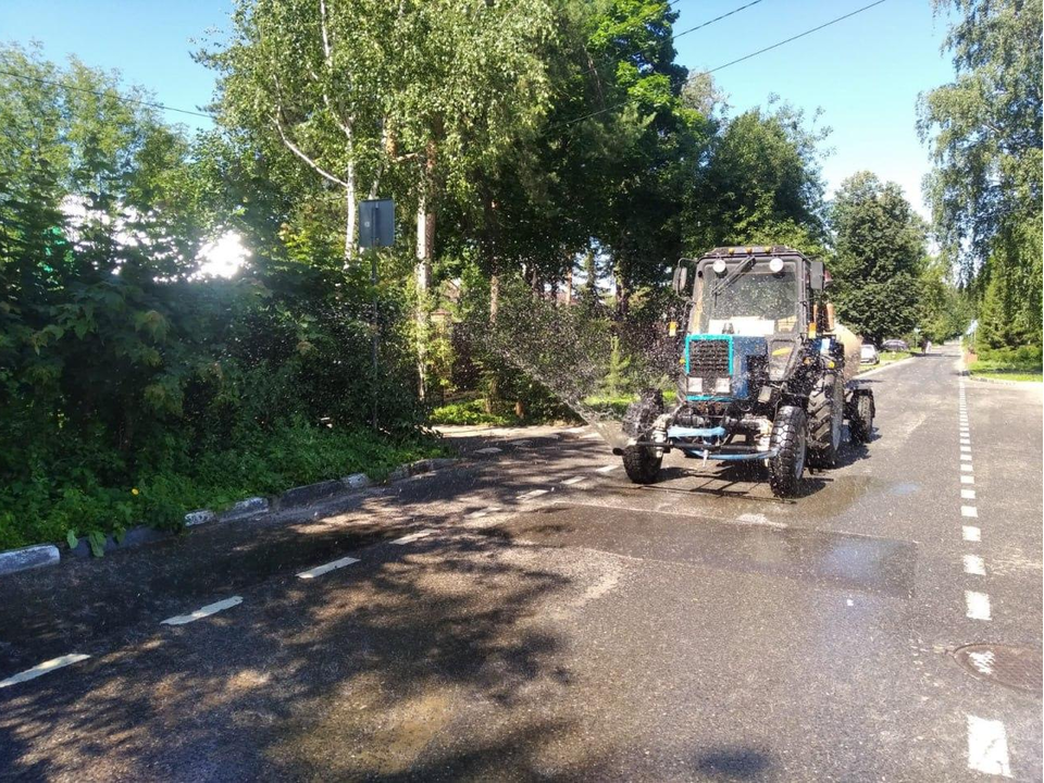 В жаркие дни в Люберцах водой охлаждают асфальт и увлажняют воздух