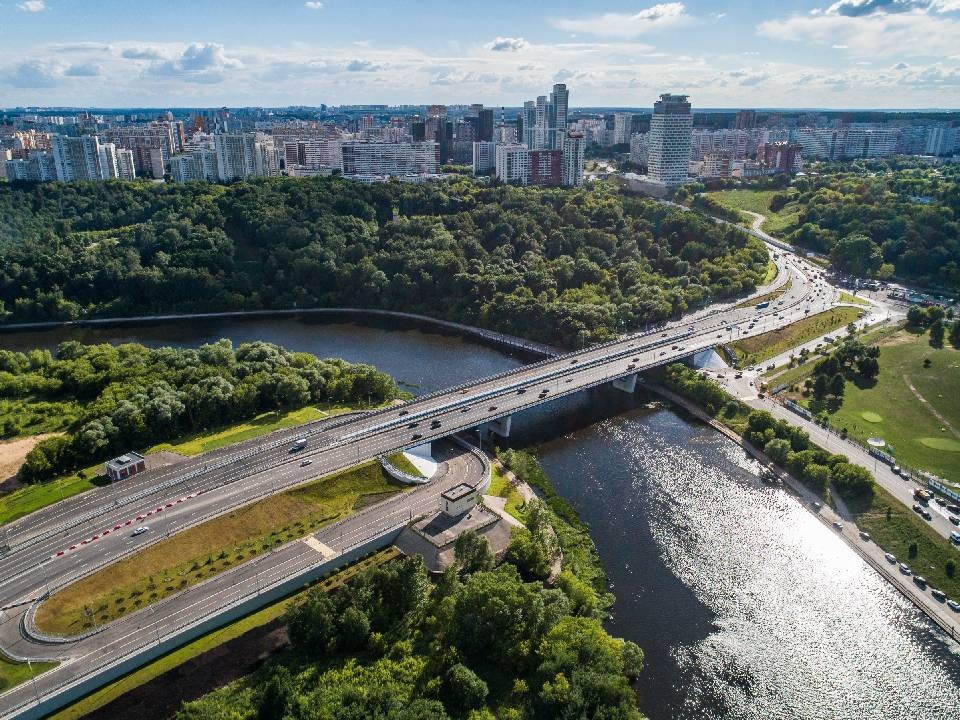 Мужчина на спор прыгнул в воду с Крылатского моста и погиб на глазах невесты