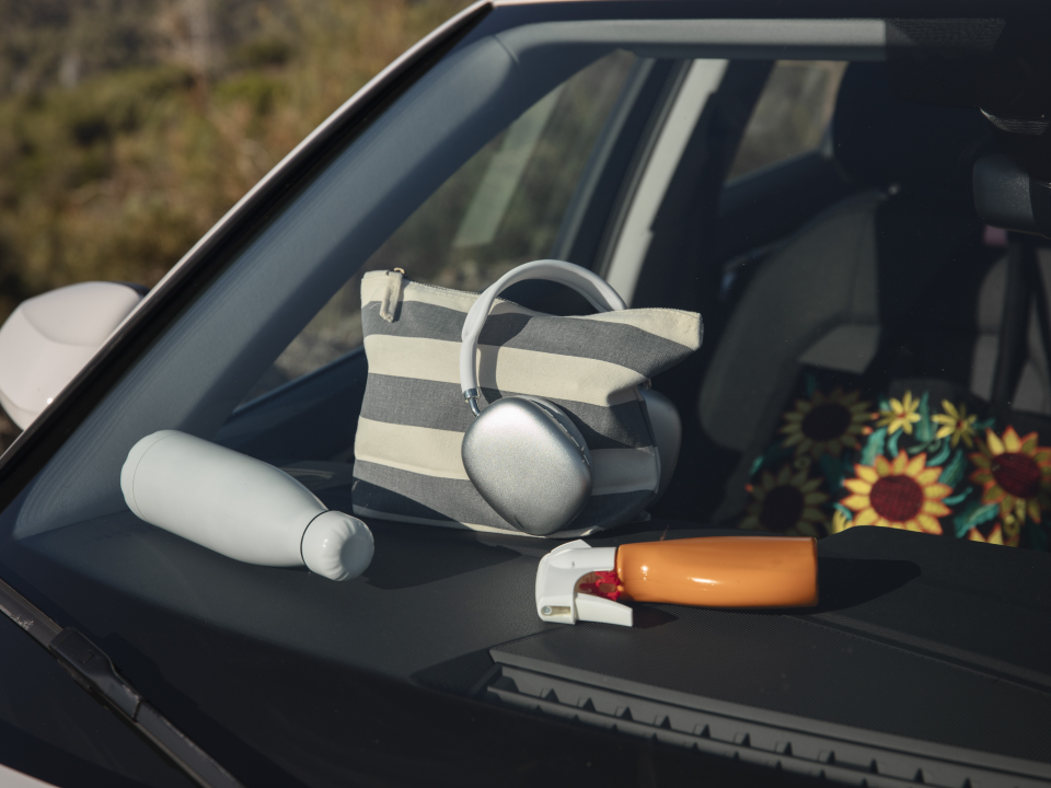 Какие вещи запрещено оставлять в салоне автомобиля в жару