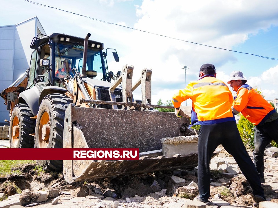 Реконструкция площади у спортивно-культурного центра началась в Рошале