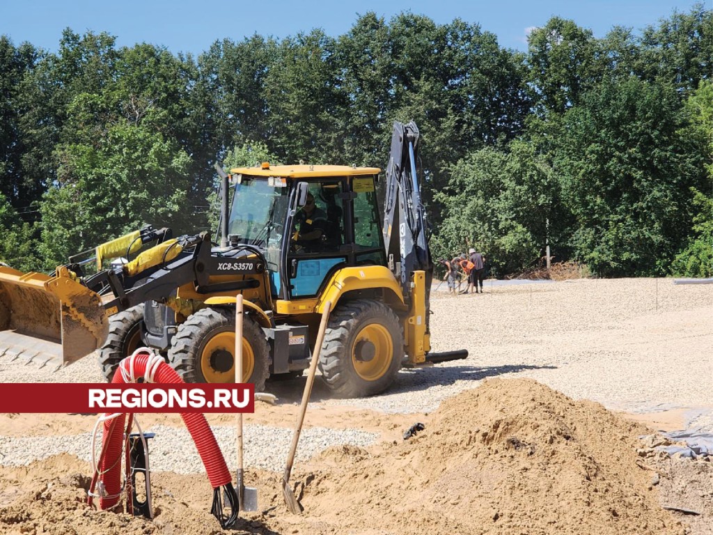 Беговые дорожки, футбольное поле и трибуны сделают на новом стадионе школы №2 Звенигорода