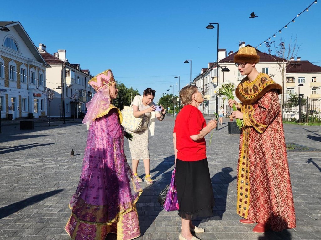 Прохожие на Вознесенской аллее получили в подарок ромашки | REGIONS.RU /  Электросталь