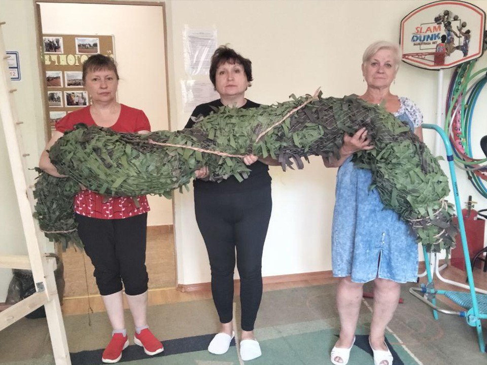 Долголеты Солнечногорска изготовили и передали маскировочные сети бойцам СВО