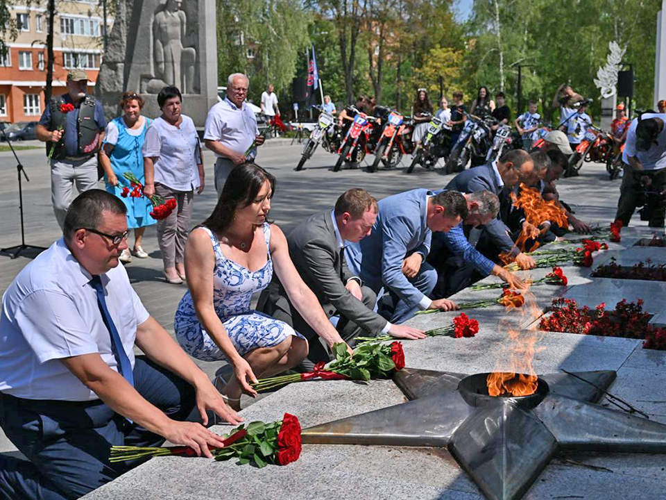 Участники велопробега «Из Сталинграда в Ленинград: дорога длиною 80 лет» возложили цветы к вечному огню в Ступине