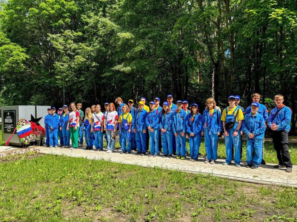 Порядок на полках библиотеки Университета им. Вернадского навели воспитанники балашихинского эко-лагеря