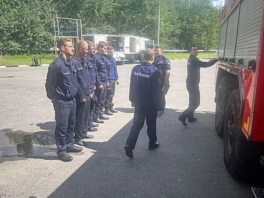 Красногорские пожарные сдали комбинированный экзамен с использованием спецоборудования