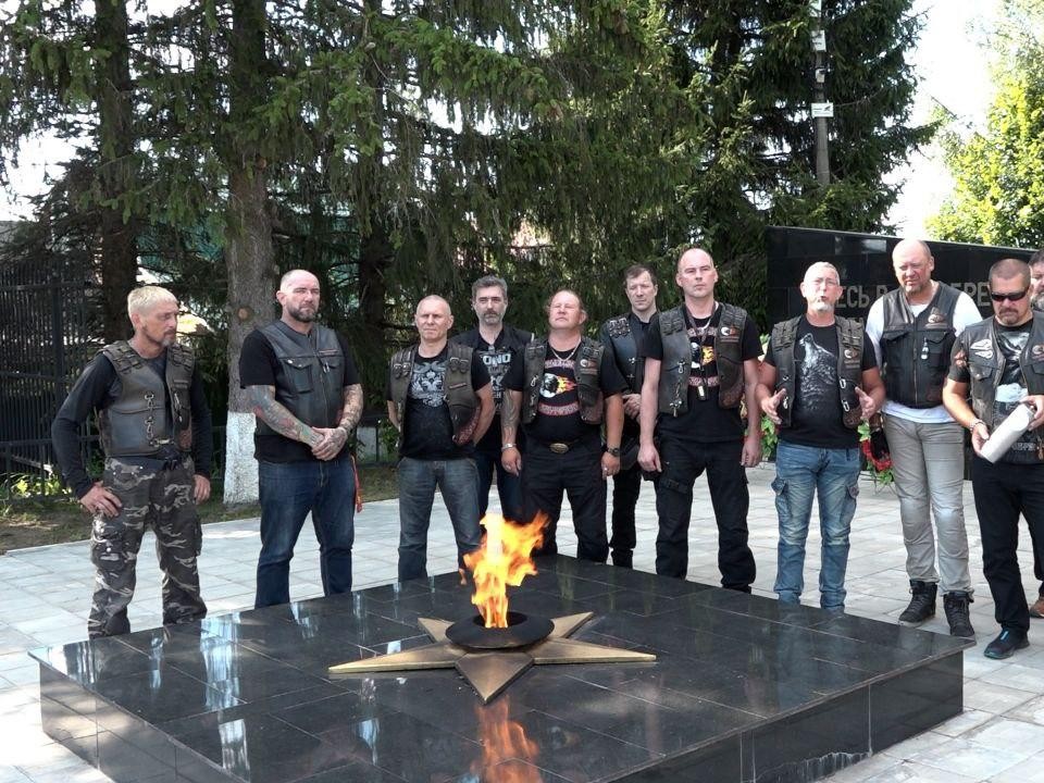 «Ночные волки» привезли на Священный холм землю с оборонительного рубежа Красногорска
