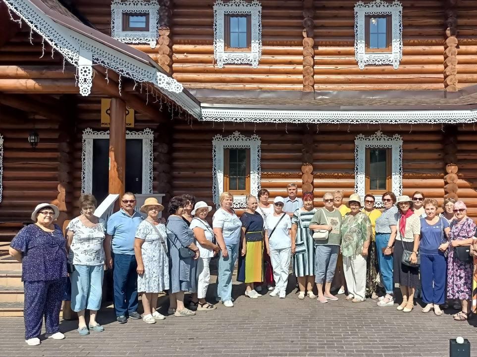 Домодедовцы побывали в музее истории молока и познакомились с Хотьковской резьбой по кости