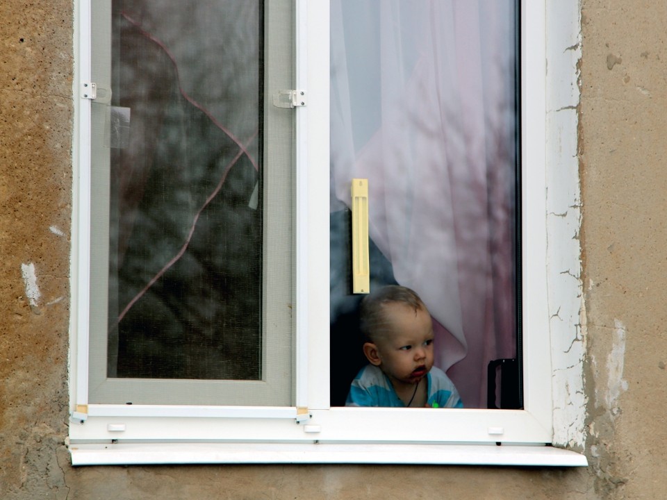 Двойное наказание: что грозит родителям детей, выпавших из окон