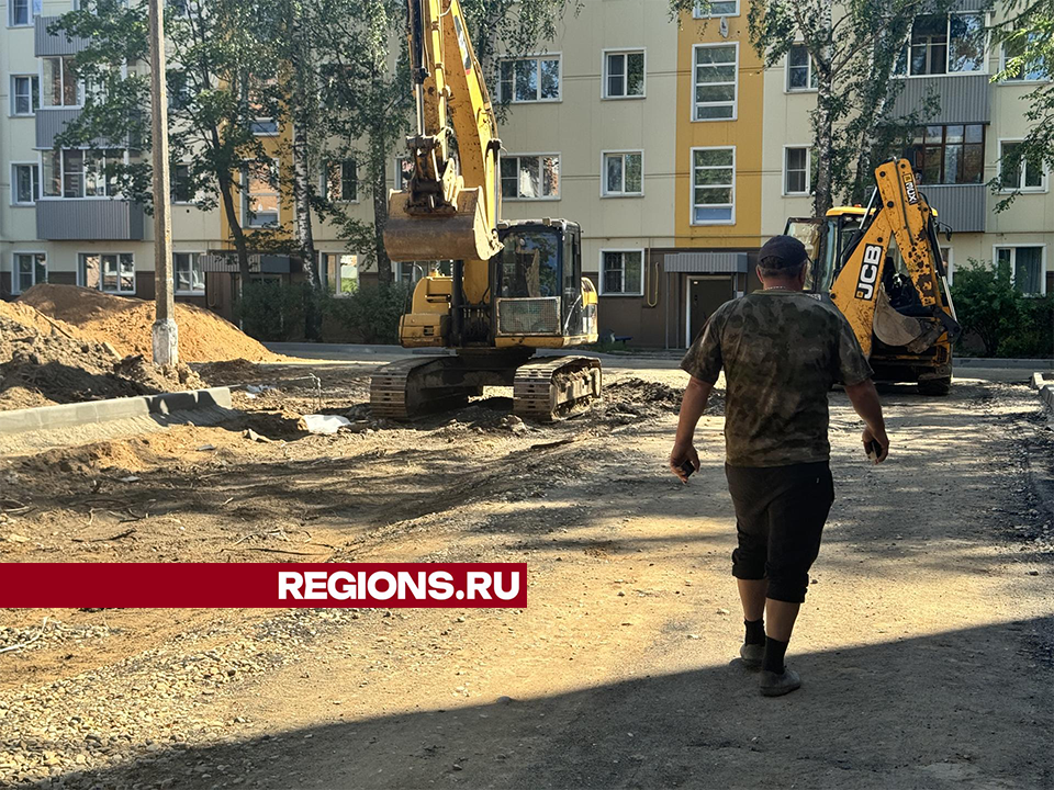 Во дворе на улице Шамонина увеличили парковочное пространство