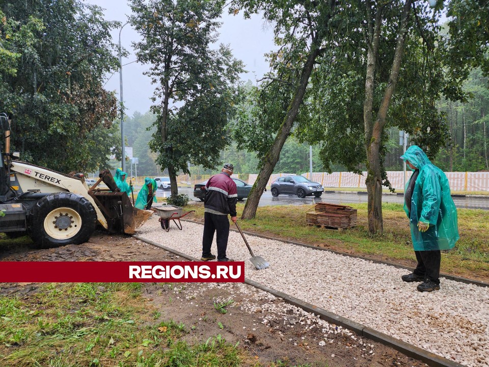 Тротуар на улице Энтузиастов в Дубне готовят к асфальтированию даже в ливни