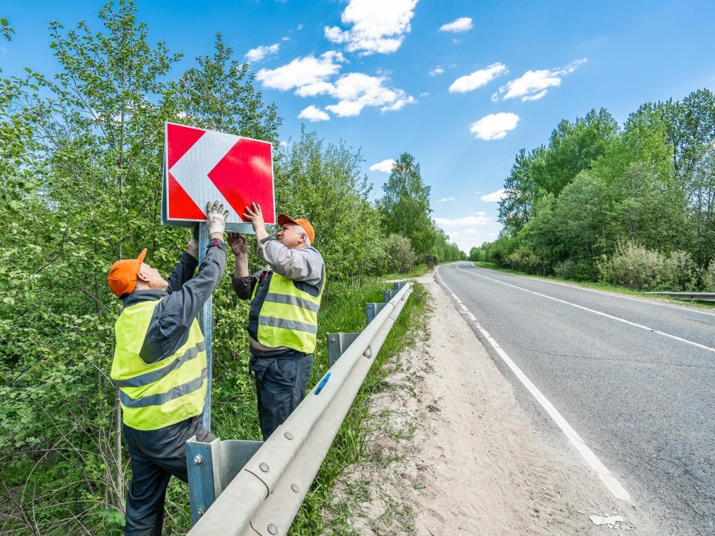 В 11 городских округах Подмосковья отремонтировали дорожные знаки