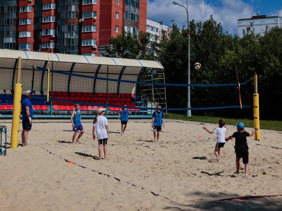 Выходи во двор: в Мытищах дворовые команды юных спортсменов соревнуются в пионерболе и петанке