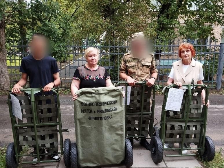 Эвакуационные тележки передали бойцам СВО в Балашихе