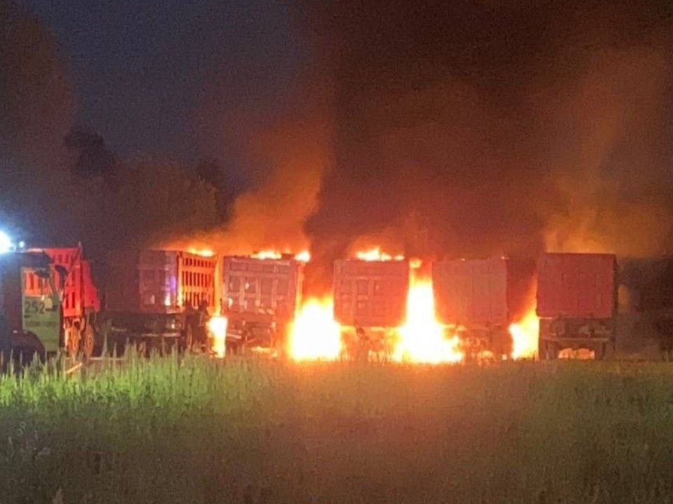 Мощный пожар с взрывами спалил дотла пять большегрузов под Сергиевым Посадом