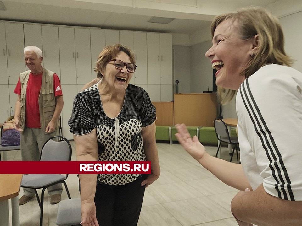 Смеяться для здоровья: занятия по йоге смеха проходят в ступинской библиотеке