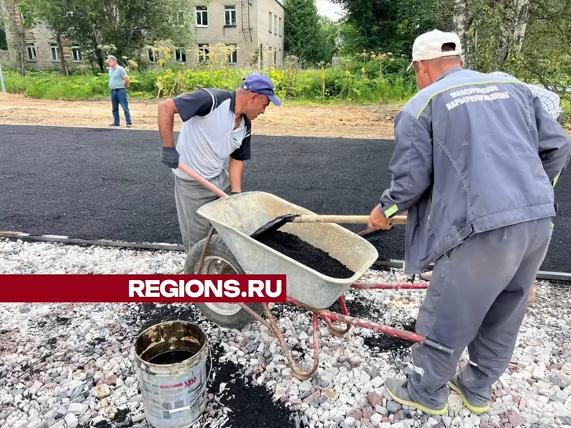 Рабочие уложили песчаную подушку для будущего футбольного поля в Восходе