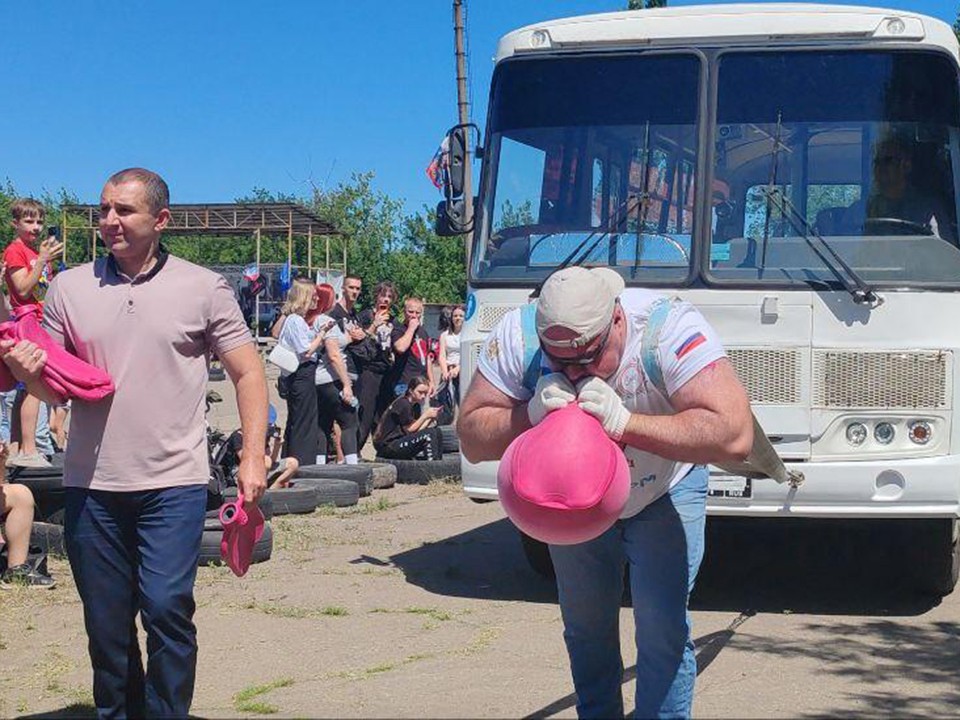 Подмосковный силач-экстремал выступил в ДНР и установил новый рекорд России