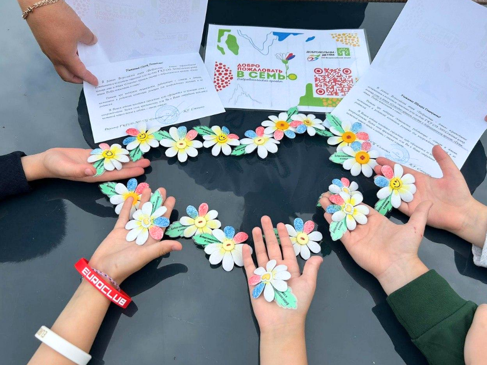 Брошь в цветах триколора подарили дети семейного центра в Рузе пациентам больницы