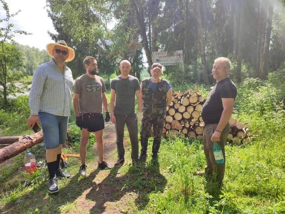 Жители Старого Городка привели в порядок прибрежную зону местного пруда