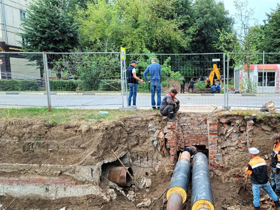 Каширские коммунальщики провели замену труб под дорогой по улице Садовой