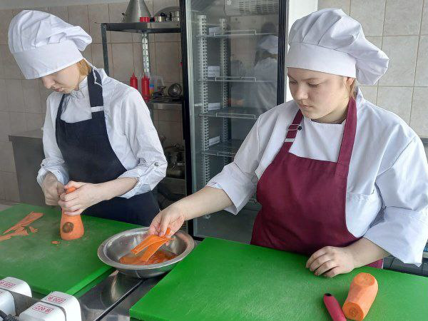 Кубиками, слайсами или соломкой: абитуриентов городского техникума научили резать овощи красиво