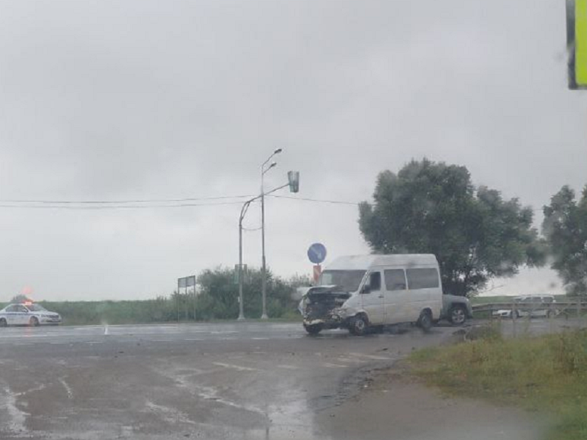 Легковушка столкнулась с микроавтобусом на трассе в Воскресенске