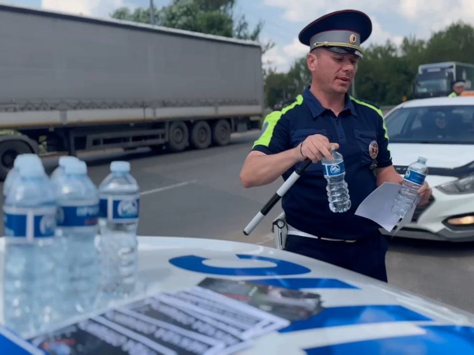 Жара в городе: автоинспекторы раздали воду мытищинским водителям