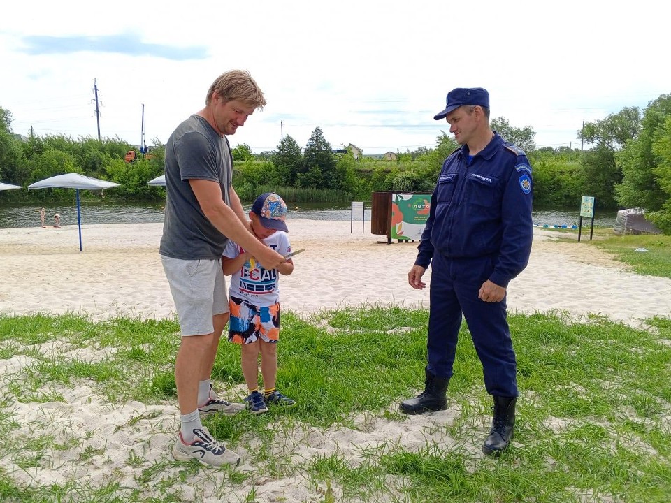 Почему нельзя оставлять детей без присмотра возле воды, спасатели рассказали отдыхающим на пляже