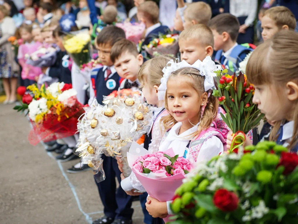 Как подготовить первоклассника к школе в 2024 году: советы по выбору формы и портфеля