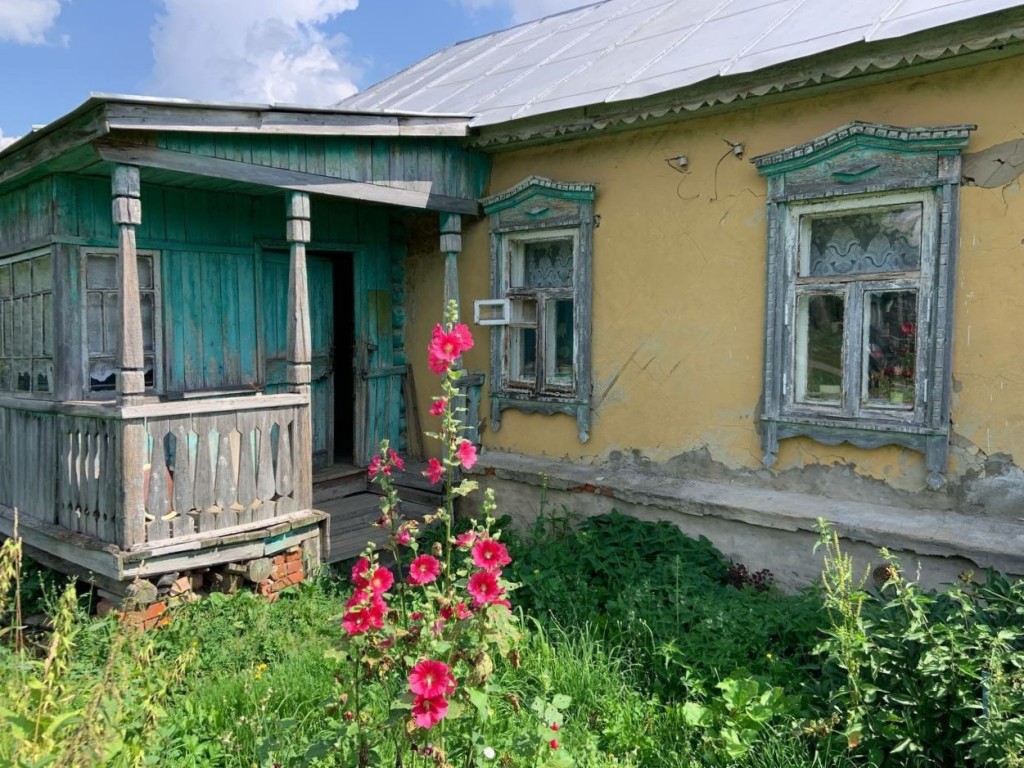 Зарайцы помогут пенсионерке обновить фасад и старинные наличники дома