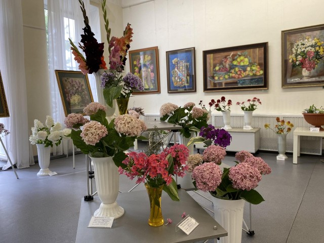 «Цветы июля» расцвели в Коломенской картинной галерее «Дом Озерова»