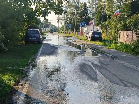 Коммунальщики устраняют утечку, лишившую воды жителей Новоселок