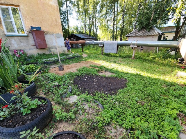 В деревне Мишинки под Рузой закопали глубокую яму на детской площадке