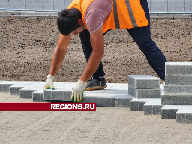 На Центральной улице в Дубне начали укладку разноцветной плитки