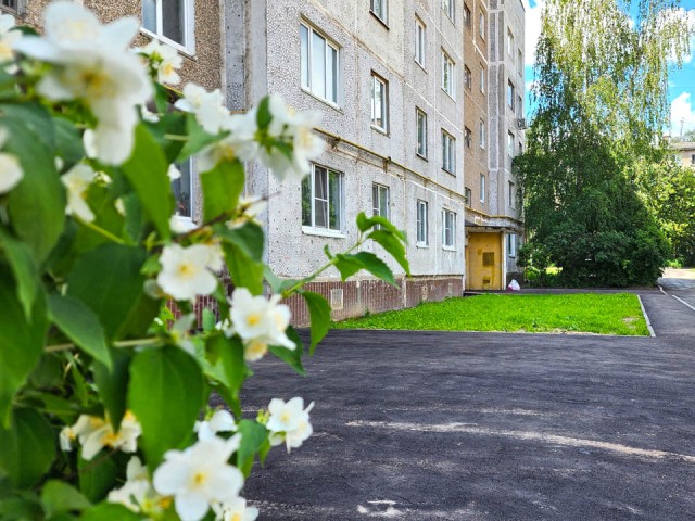 В поселке Свердловский во дворах уложили асфальт и заменили бордюры